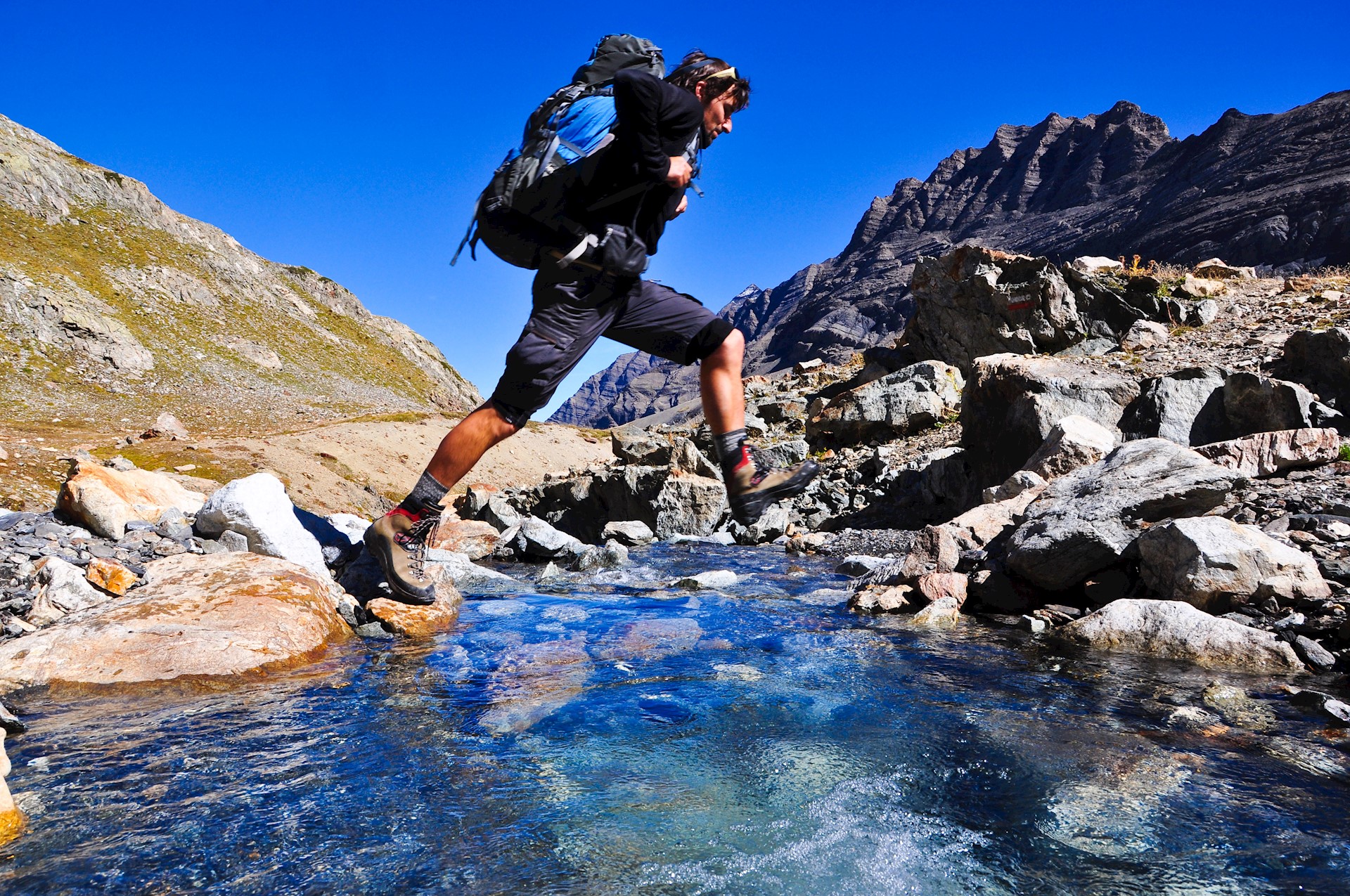 Chemin de randonnée du Grand Lac, sur le GR57. Crédit : Guiziou Franck / hemis.fr  