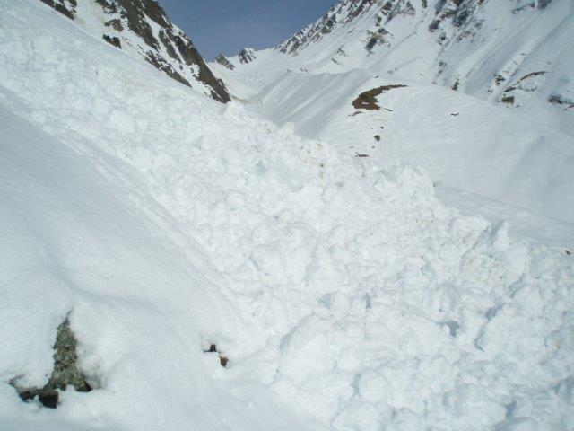 Avalanche de neige humide en Haute-Tarentaise - conseil MonGR - crédit : FFRandonnée