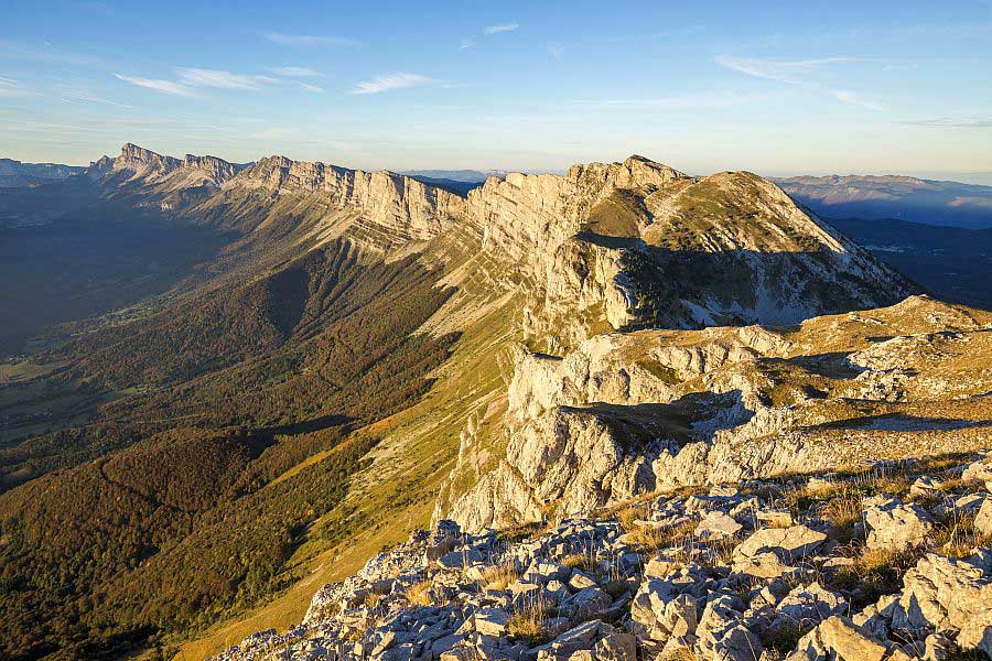 France, Isère (38), parc naturel régional du Vercors, barrière orientale du Vercors, panorama depuis le col des Moucherolles (2060m) vers le Pas de la Balme (1839m). Crédit : Michel CAVALIER / hemis.fr