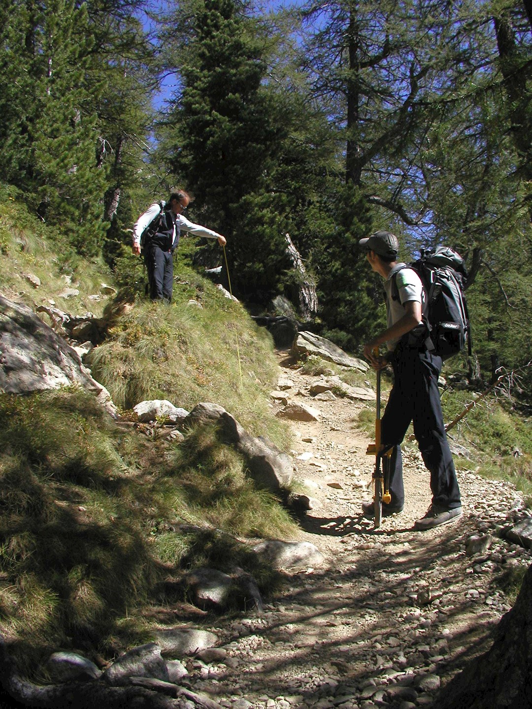 Etude du terrain à rénover sur le GR® 52, près du lac de Trécolpas - Crédit : ONF