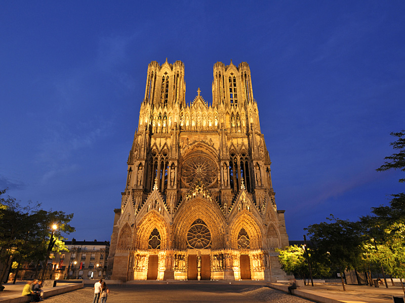 Cathédrale de Reims façade de nuit - Crédit : SOBERKA Richard / HEMIS