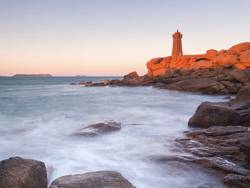 Phare de Ploumanac'h sur la côte de granit rose - Crédit : BERTHIER Emmanuel / HEMIS