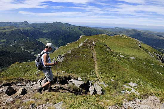 Cantal, parc naturel régional des volcans d'Auvergne, monts du Cantal, randonneur au sommet du Plomb du Cantal (1855 m). Crédit : Riéger Bertrand / hemis.fr