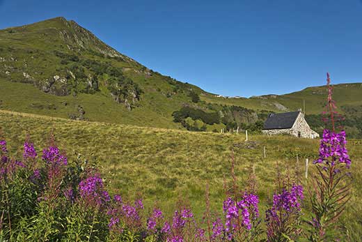 Cantal, PNR des Volcans, massif du Puy Mary (1787 m), pâturages et gite d'étape d'Eylac. Crédit : Sudres Jean-Daniel / hemis.fr