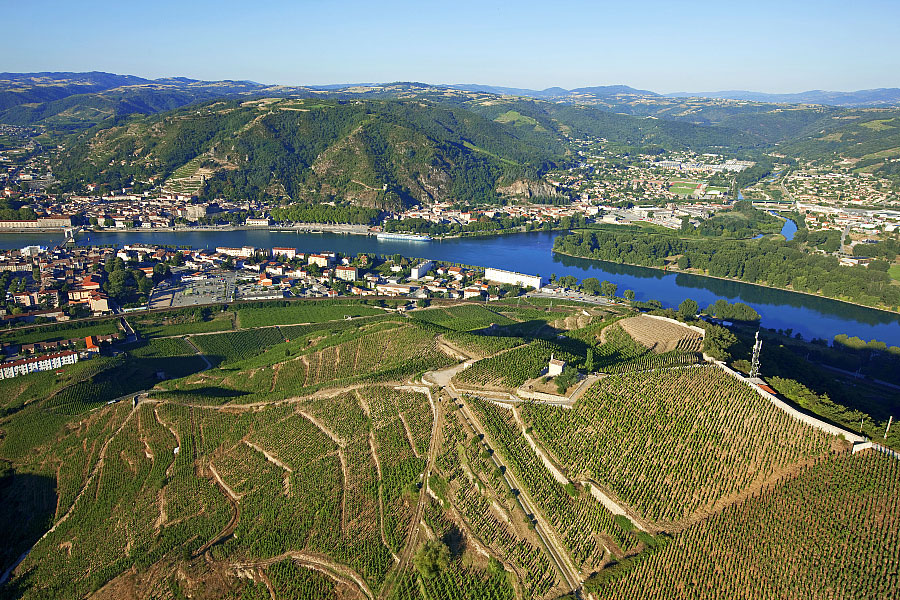 Chapelle de l'Hermitage, vigne AOC Hermitage et le Rhône, en arrière-plan Tournon-sur-Rhône en Ardèche. Crédit : MOIRENC Camille / hemis.fr