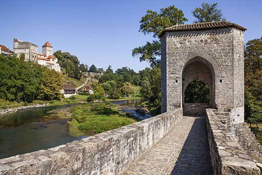 Pyrénées-Atlantiques, Béarn, Sauveterre-de-Béarn, Pont de la Légende. Crédit : Barrere Jean-Marc / hemis.fr